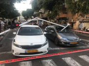  بالصور: أضرار مادية اثر سقوط اشارة ضوئية على سيارتين بيافا 