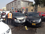  بالصور: إصابة 4 أشخاص بحادث طرق بين مركبتين وسط مدينة يافا 