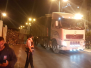 فيديو: انقلاب شاحنة في مدينة الرملة دون وقوع اصابات