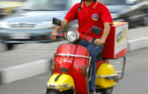 عامل ارساليات من يافا "ملثمون اختلسوا مني 20 وجبة طعام تحت تهديد السلاح"