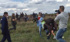 فيديو: إقالة مصورة عرقلت لاجئا أثناء هروبه من الشرطة