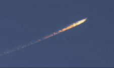 بالفيديو: إسقاط طائرة عسكرية مجهولة اخترقت اجواء تركيا