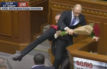 فيديو:معركة في مجلس نواب اوكرانيا وحمل رئيس الوزراء