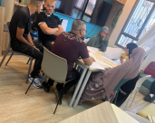 يافا: مساعدة بحل الوظائف لطلاب المرحلة الإعدادية في مركز العجمي