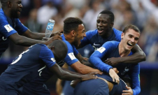 فرنسا تعانق كأس العالم بفوزها على كرواتيا بنتيجة 4-2