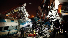 قتلى وجرحى بتحطم قطار سريع في انقرة