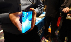 تعرف إلى أول هاتف قابل للطي!