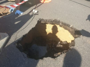 تل ابيب: اغلاق احد الشوارع بعد ظهور حفرة كبيرة