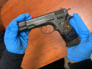 الشرطة: اعتقال شابين من اللد بحوزتهما مسدس وقادا تحت تأثير الكحول 