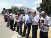 وقفة احتجاجية ضد الممارسات الإسرائيلية بحق الأسرى أمام سجن الرملة