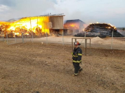 تجدد الحرائق قرب قريتي الدحي ونين - اخلاء بيوت وطائرات تساند طواقم الاطفاء 