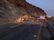 انهيار صخور من الجبل على شارع رقم 31 في منطقة البحر الميت