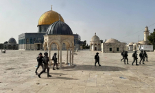 مباشر .. اصابات واعتقالات- مواجهات عنيفة داخل باحات الاقصى