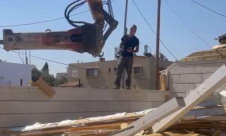 اللد: هدم بيت خشبي بحجة البناء غير المرخّص 