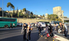 مقتل شخص وإصابة 14 بانفجارين بالقدس