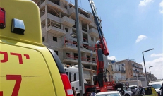 إصابة خطرة لعامل سقط عليه جسم ثقيل وسط البلاد