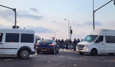  الشرطة تعتدي على العمال الفلسطينيين قرب قلقيلية 