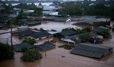 البرازيل: عشرات القتلى ونزوح 70 ألف شخص عن منازلهم بسبب الفيضانات