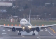 بالفيديو: طائرة عملاقة تتجول في شوارع الجابون !