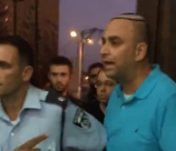  بالفيديو: رئيس بلدية اللد يهاجم المصلين ويحاول منع صوت التكبيرات في مسجد دهمش