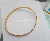   صور: سيدة من الرملة تتبرع بذهبها لصالح مسلمي بورما 