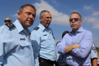 بعد أحداث العنف الأخيرة - وزير الأمن الداخلي وكبار قيادات الشرطة في مدينة الرملة