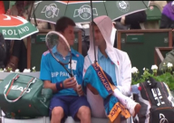 بالفيديو: موقف إنساني للاعب تنس