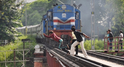 صور: لعبة «الوقوف» أمام القطار‎