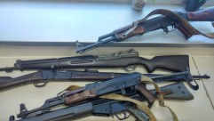 صور: ترسانة أسلحة داخل غرفة سرية بشقة سكنية في تل ابيب 