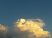 الطقس: جو غائم جزئيا