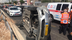 فيديو: اصابة طفيفة لسائق اثر انقلاب مركبة في مدينة يافا 