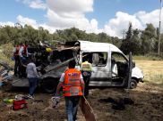 مقتل 4 واصابة 10 آخرين بحادث طرق ذاتي مروّع قرب اللد  