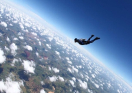 رجل غامض يحلق في الهواء ويفاجئ طائرة رُكّاب