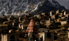 صور: مقابر على قمم الجبال