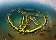 الأردن يدخل جينيس بأكبر سلسلة بشرية عائمة