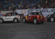 فيديو: صيني يحطم الرقم القياسي العالمي بالركن بين سيارتين