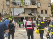   اللد: اندلاع حريق في مدخل بناية سكنية والاطفائية تهرع للمكان