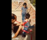 بالفيديو: يربط «ابنه» بحبل ليفتح باب منزله من النافذة