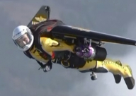 بالفيديو: كيف حلق الرجل الطائر بسماء دبي؟