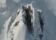 فيديو: يتزلج بممر جليدي ضيق ويحصد الملايين