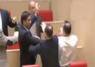 بالفيديو: برلمان جورجيا يتحوّل لحلبة ملاكمة