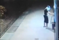 بالفيديو: ماكينة صرف تنتقم من لص حاول سرقة محتواها!