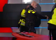 فيديو: مسلح يقتحم التلفزيون الهولندي ويوقف البث