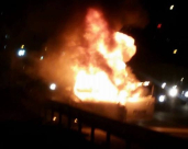 بالفيديو: اندلاع حريق بسيارة أجرة في الرملة الليلة الماضية