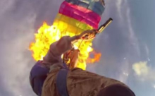 بالفيديو: مغامر يطلق النار على مظلته!