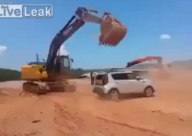 فيديو: عامل يحول سيارة رئيسه لكومة حديد