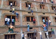 بالفيديو: تسلق جدران المدارس لتغشيش الطلاب بالهند!