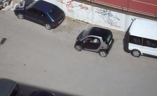 بالفيديو: أصغر سيارة بالعالم تفشل بالوقوف بين سيارتين