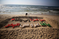 غزة تُجامل يافا .. نشطاء غزاويون يدشنون لوحة "من غزة إلى يافا عروس البحر"