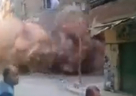 بالفيديو: لحظة انهيار عقار سكني في مصر